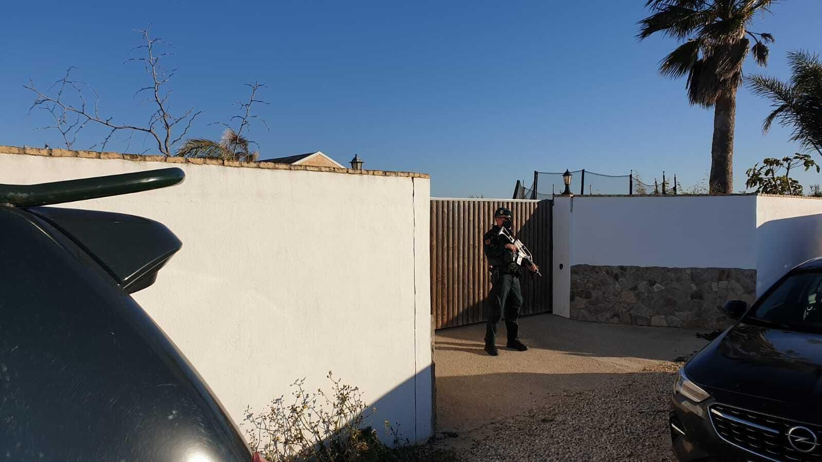 Uno de los registros en El Palmar llevado a cabo por la Guardia Civil esta mañana.