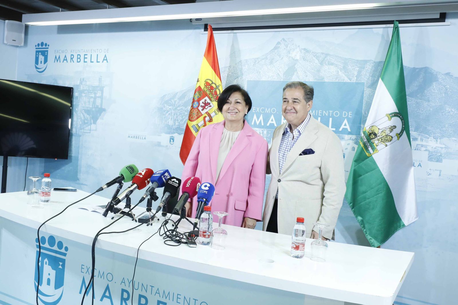 La directora general de Cultura, Carmen Díaz, y el fundador de Marbella Design & Art, Alejandro Zaia.