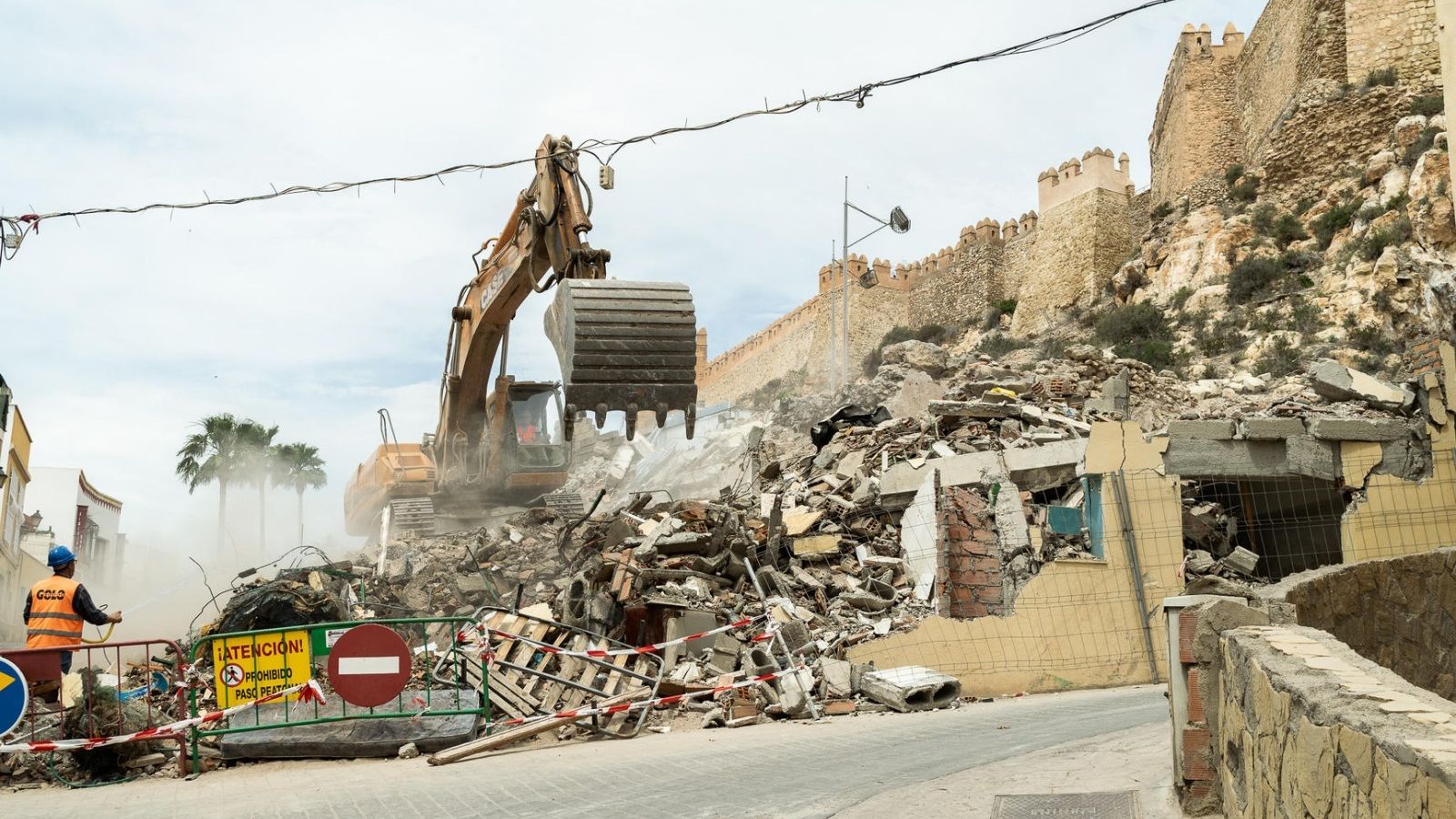 Retirada de escombros en la calle Almanzor