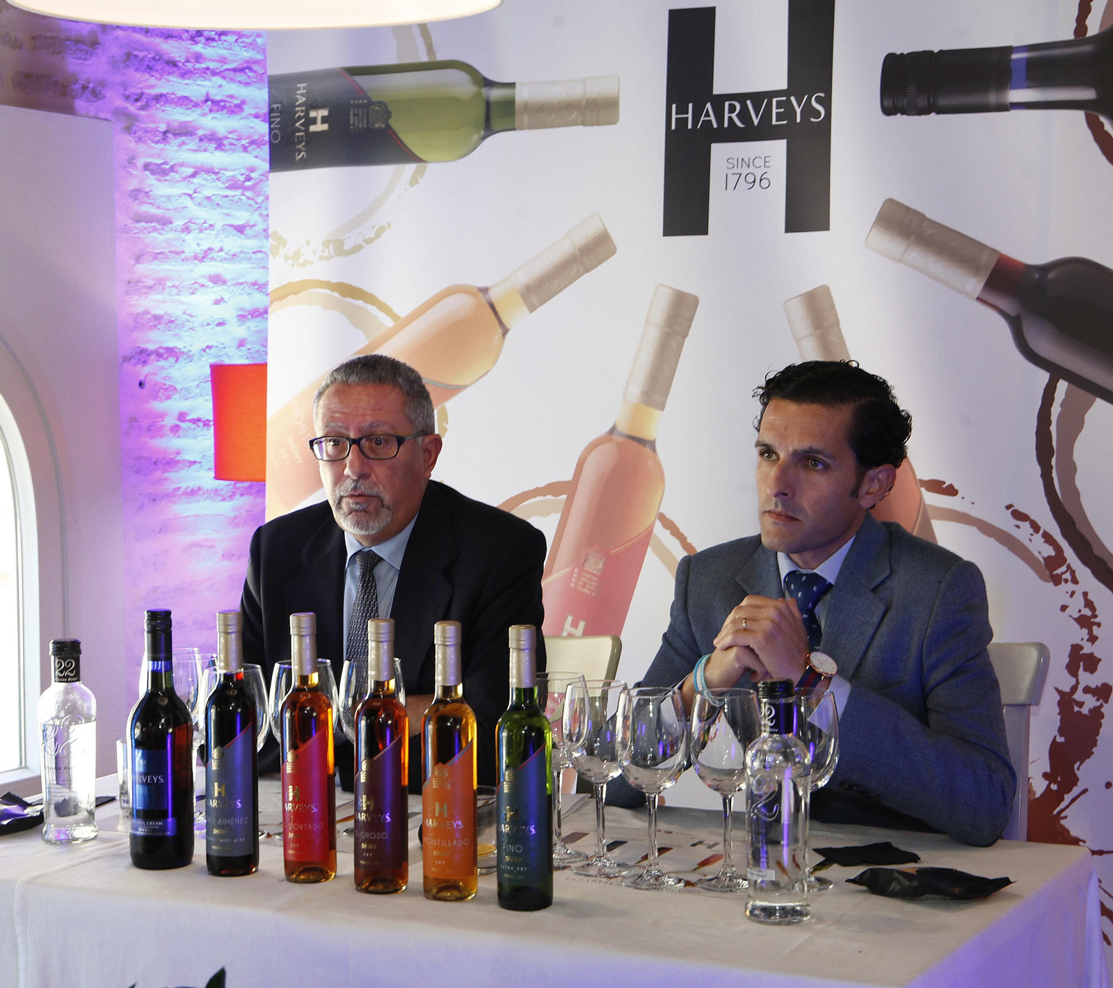 El enólogo de Fundador, Manuel José Valcárcel, junto a José Ignacio Santiago, enólogo de Casalbor (distribuidor de los vinos de Harveys en el mercado nacional), durante la cata en el Hotel Doña María.