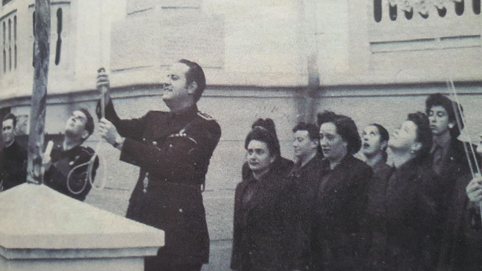 El gobernador José María Fontana, en un acto de la Sección Femenina