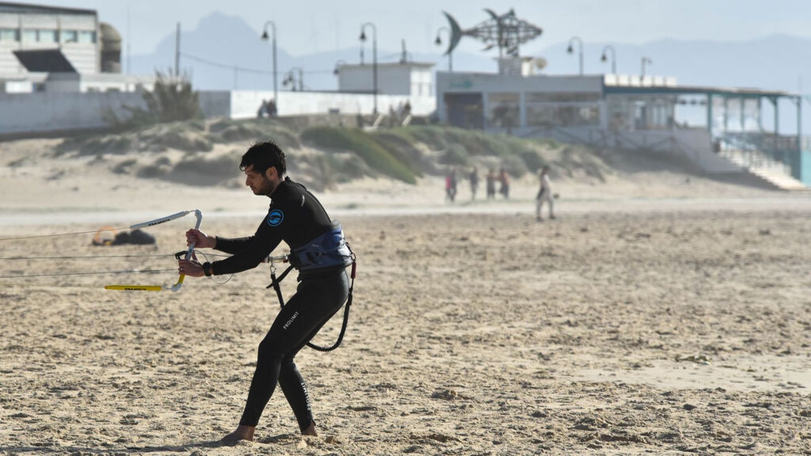 Un hombre, con su cometa de kitesurf en Tarifa.