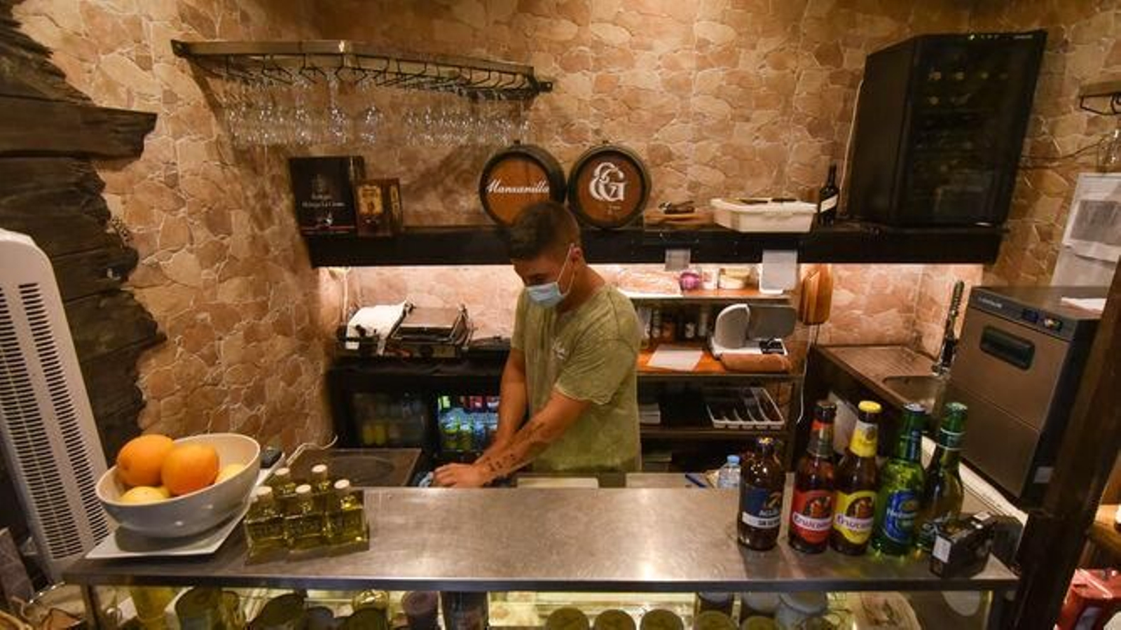 Un camarero  atiende en un bar de  la comarca.