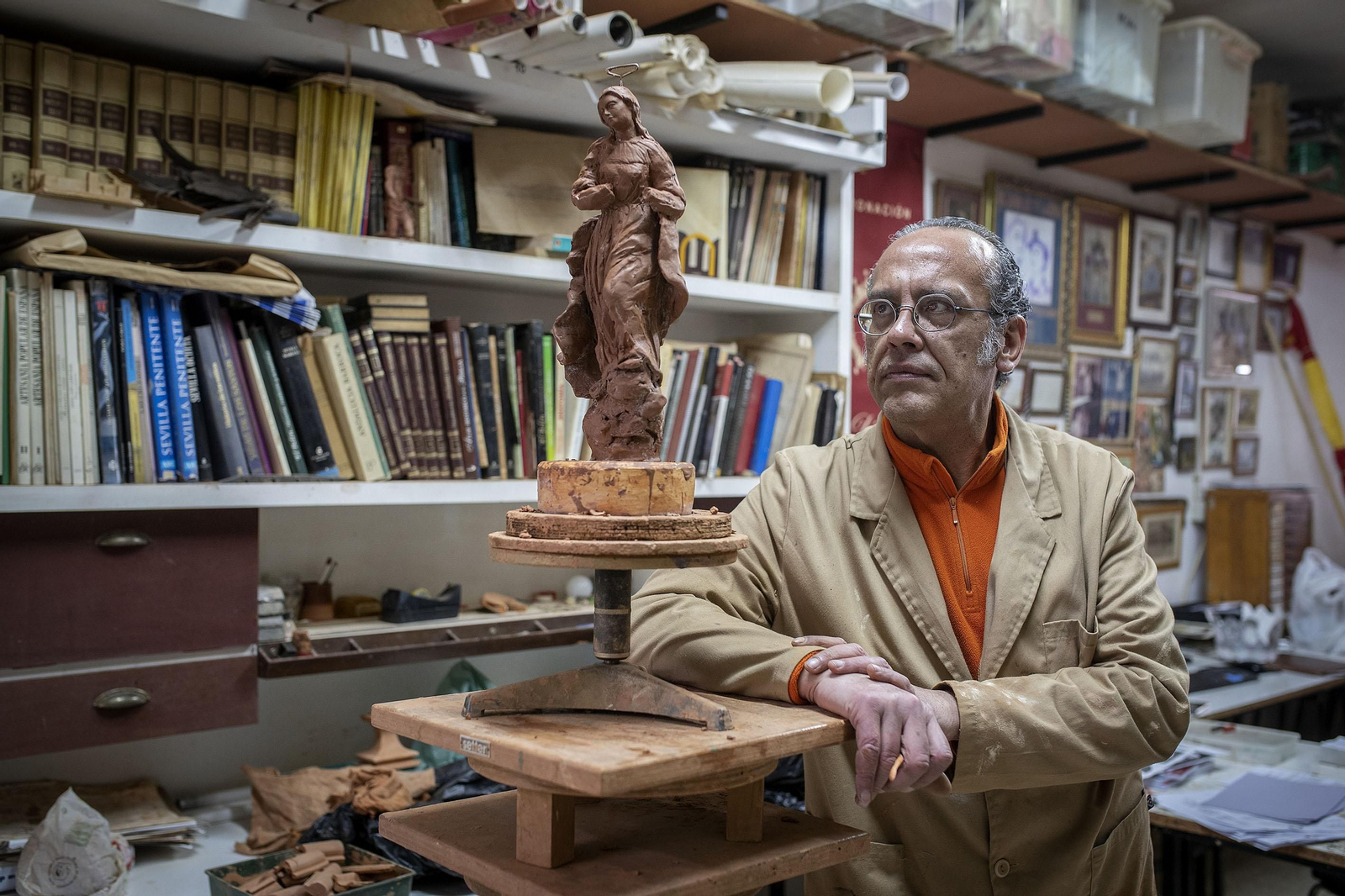 Antonio Alías, en su taller del callejón San Miguel.