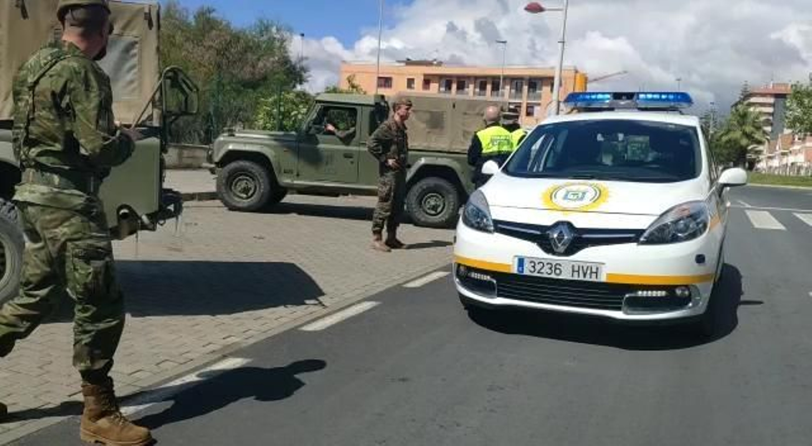 Patrullas del ejército por las calles de Huelva.