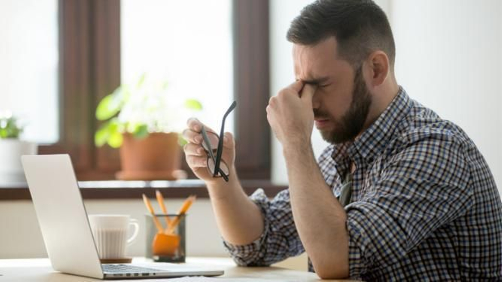Hombre cansado en la oficina.