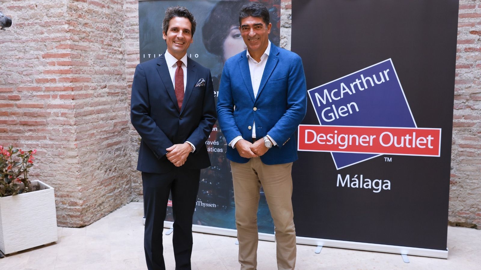 Javier Mendizábal y Javier Ferrer duramte la presentación del recorrido guiado.