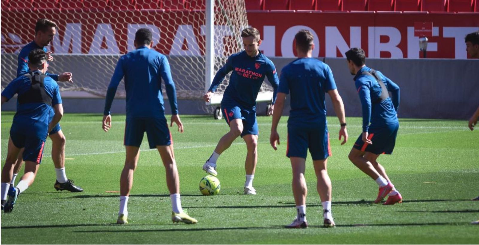 Rakitic controla el balón en un rondo.