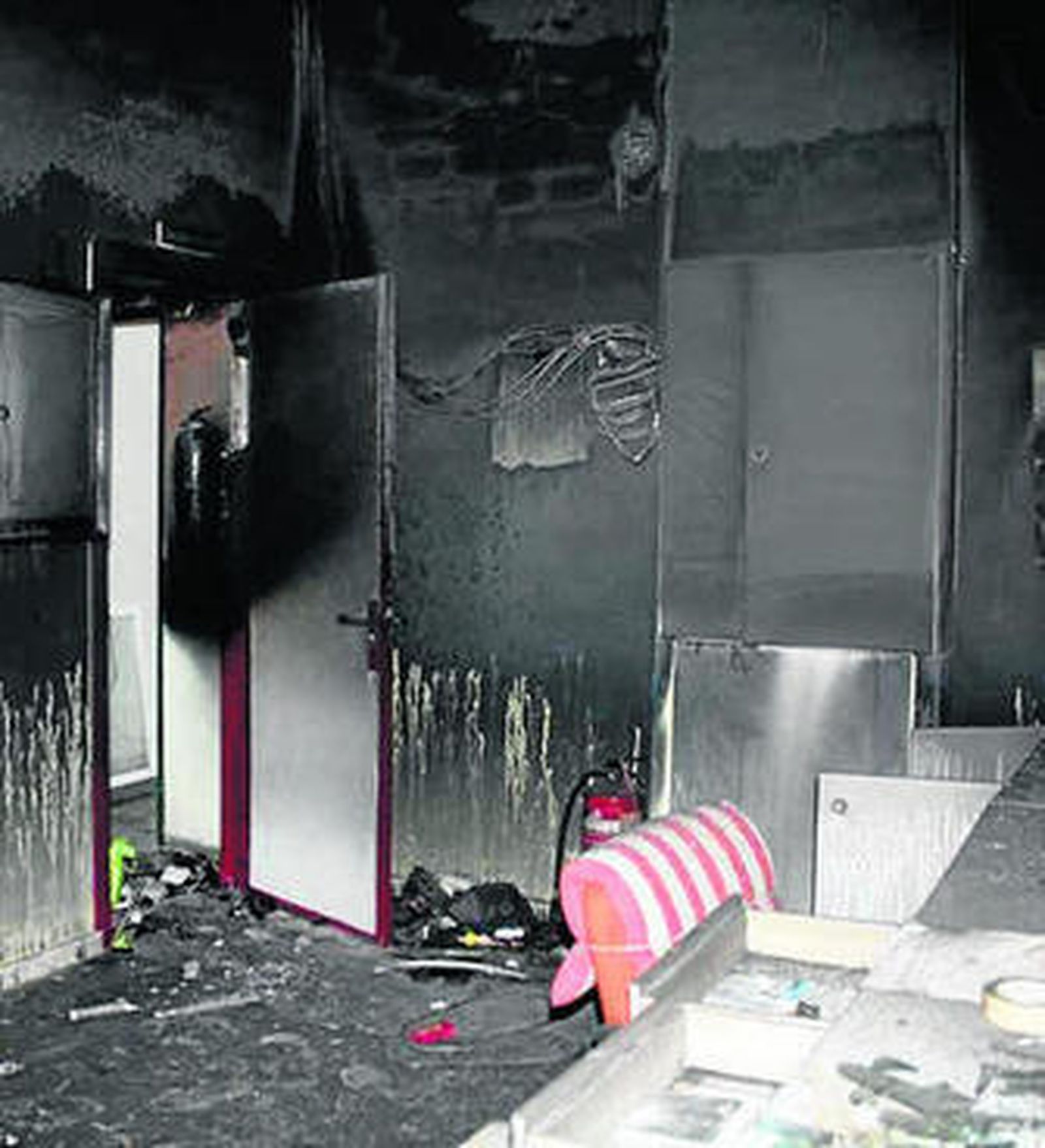 Una de las dependencias destrozadas por el incendio.