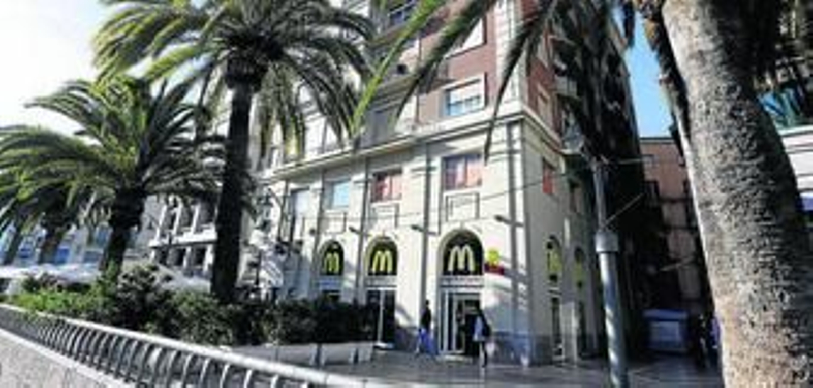 Vista, ayer, del establecimiento de McDonald's situado en La Marina.
