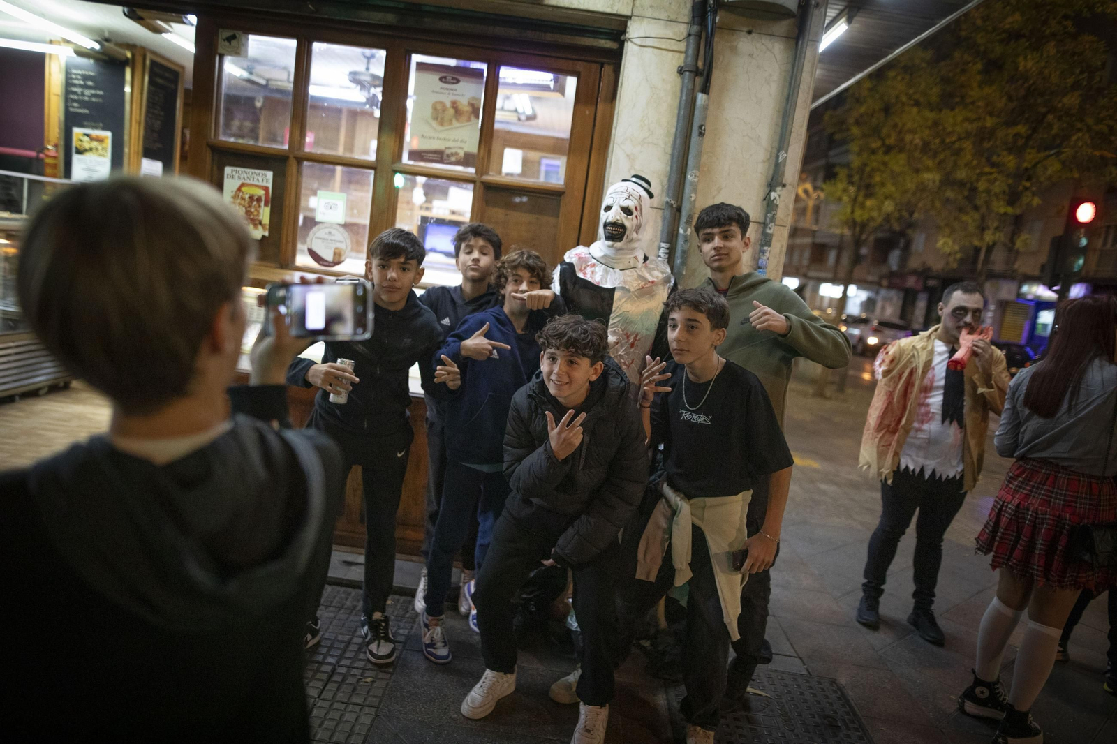 "Así fue la noche de Halloween en Granada: disfraces, truco y trato"