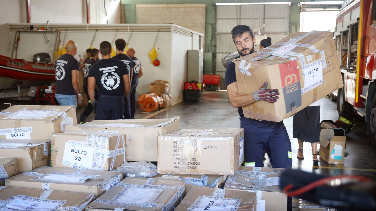 Bomberos Unidos Sin Fronteras preparando el envío de kits de ayuda humanitaria, en una imagen de archivo.