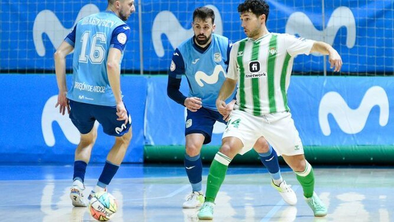 Roger, autor del primer gol verdiblanco, golpea el balón hacia atrás.