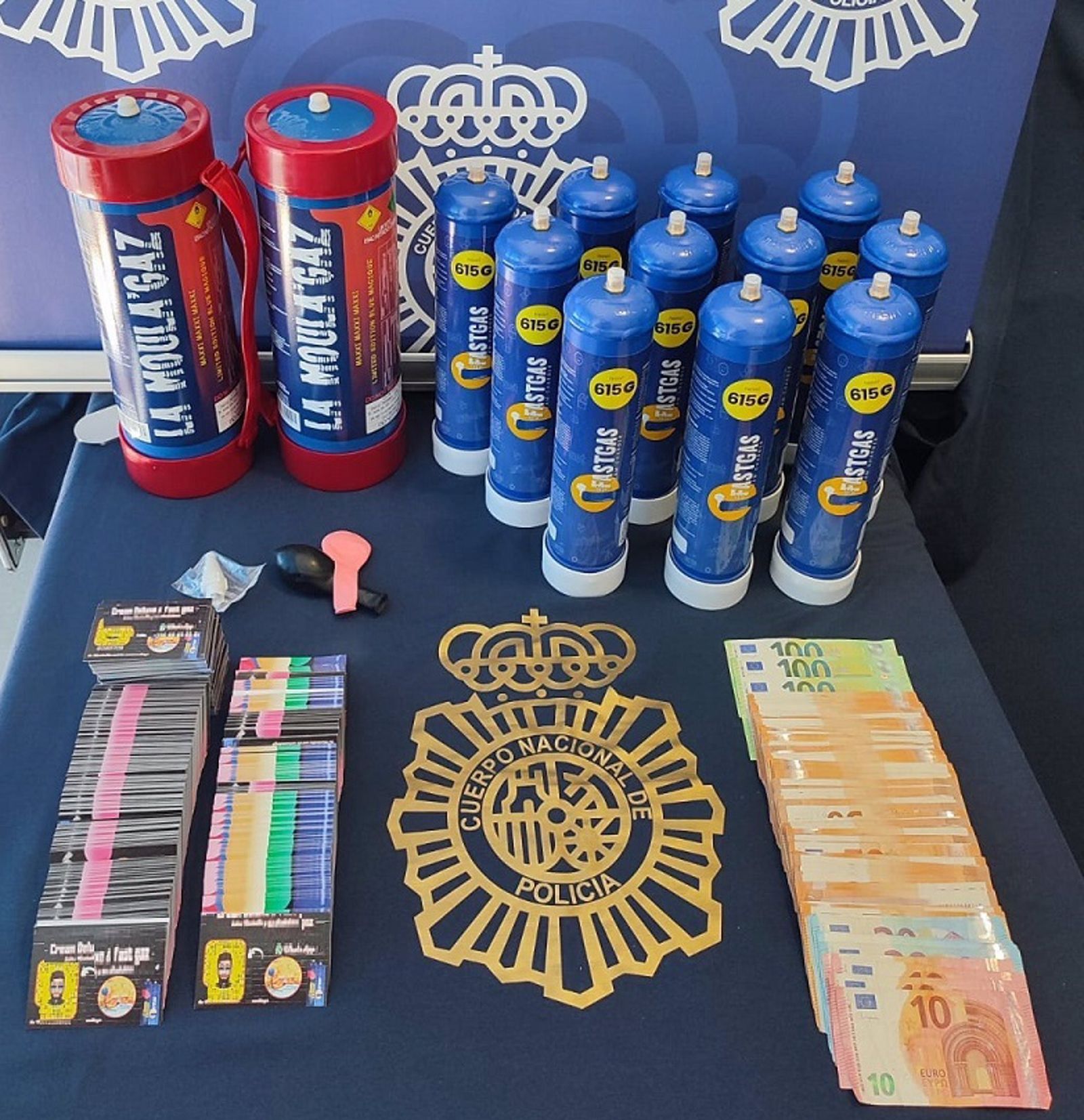 Algunas de las botellas del gas de la risa incautadas.