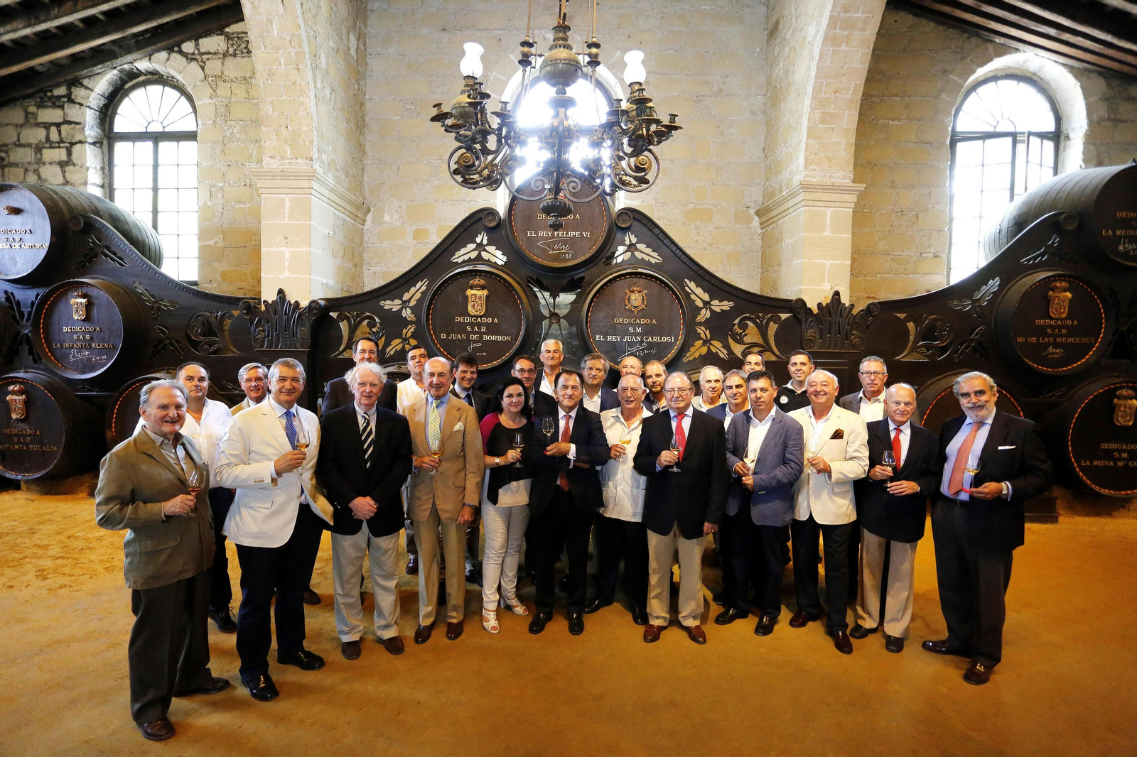 Los vocales del pleno del vino y los responsables del Consejo, ayer en González Byass junto a los invitados al 50 aniversario del 'pleito del sherry'. Los vocales del pleno del vino y los responsables del Consejo, ayer en González Byass junto a los invitados al 50 aniversario del 'pleito del sherry'.