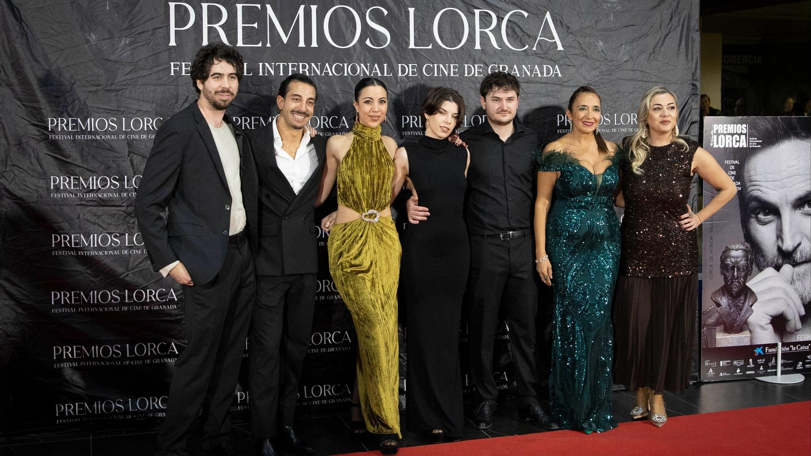 Algunos de los invitados pasan por la alfombra roja de la Gala Granadina de los Premios Lorca.