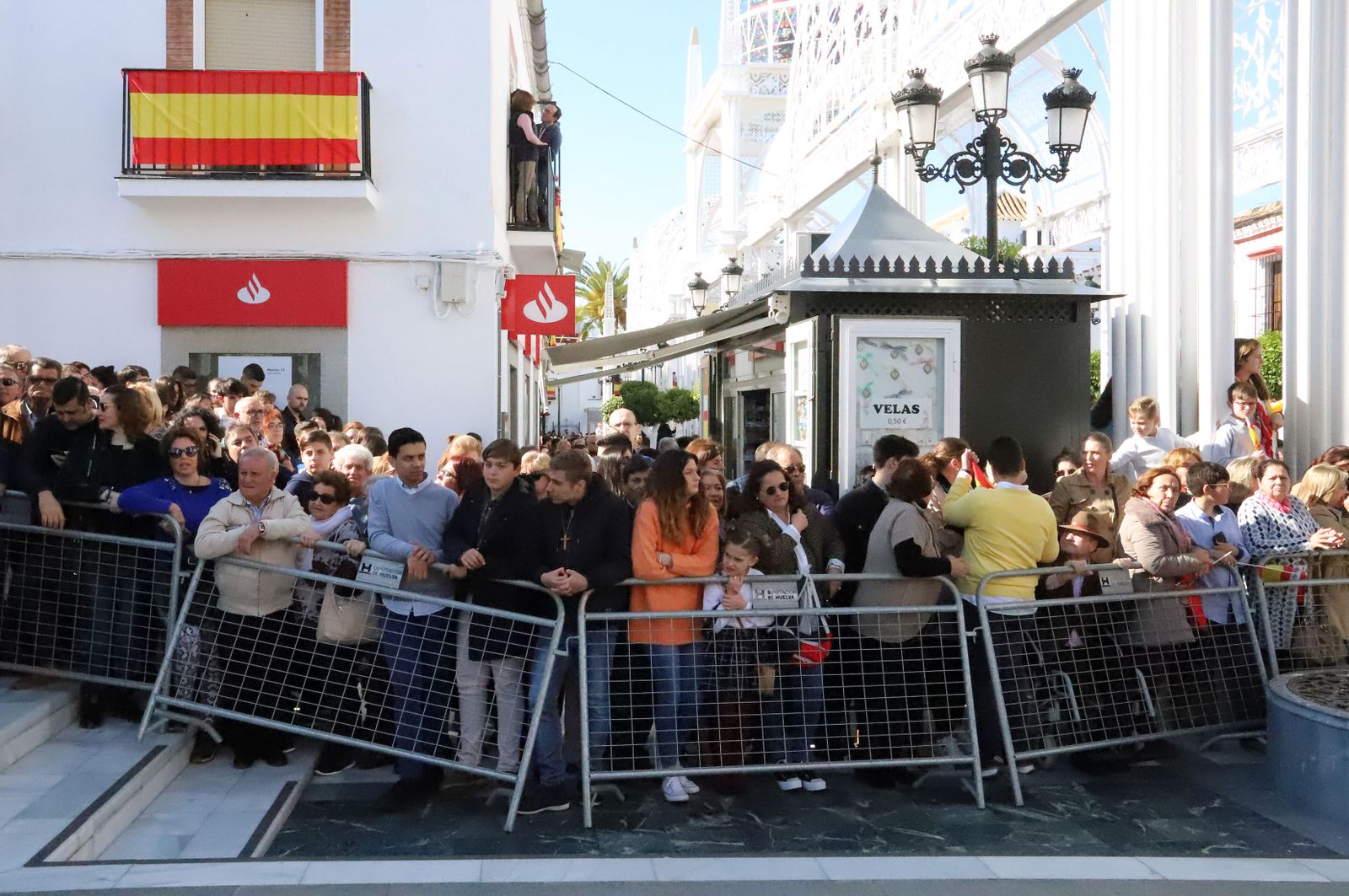 Imágenes de Don Felipe y Doña Letizia arropados por el cariño de los almonteños