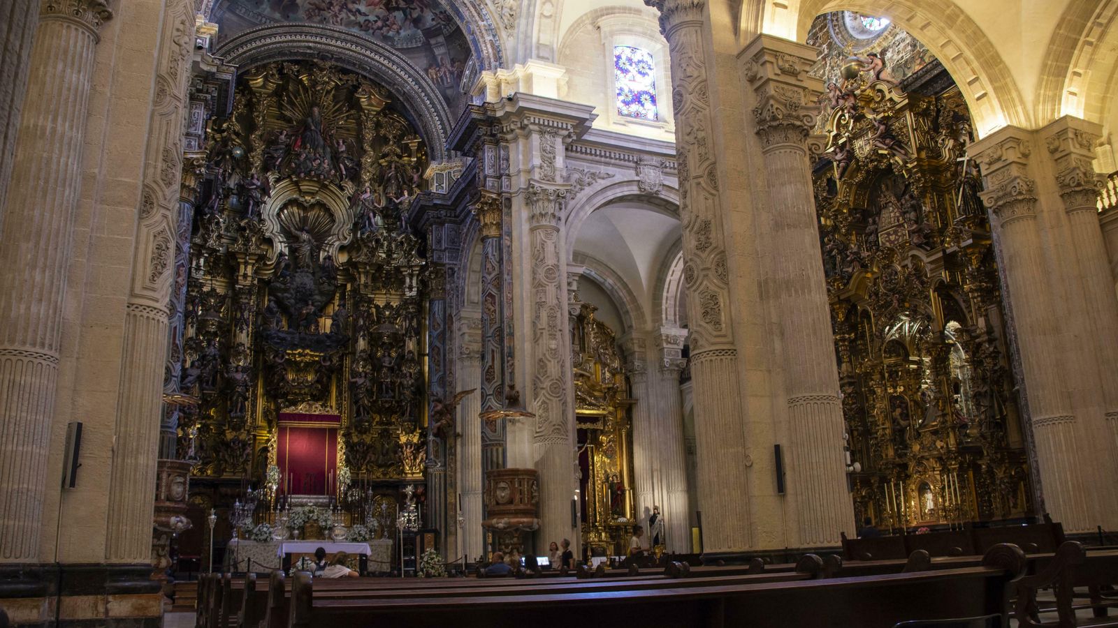El interior de la iglesia colegial del Divino Salvador.