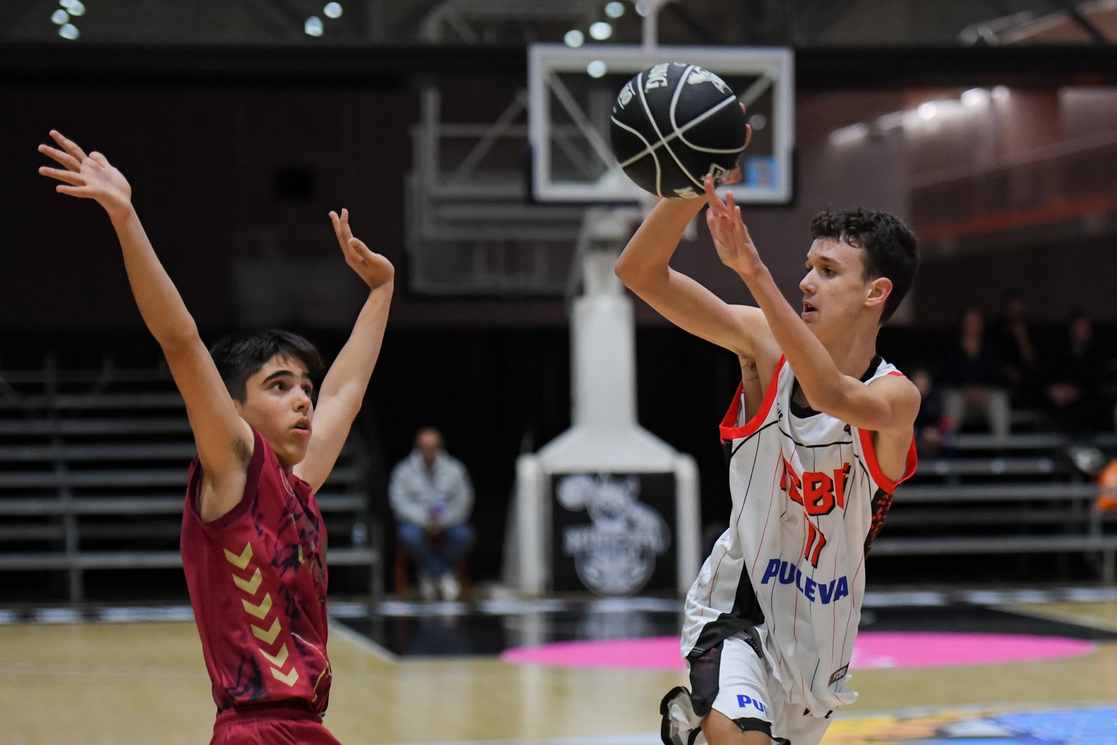 El jugador del Fundación CB Granada Cristian Ortiz intenta un pase a un compañero.