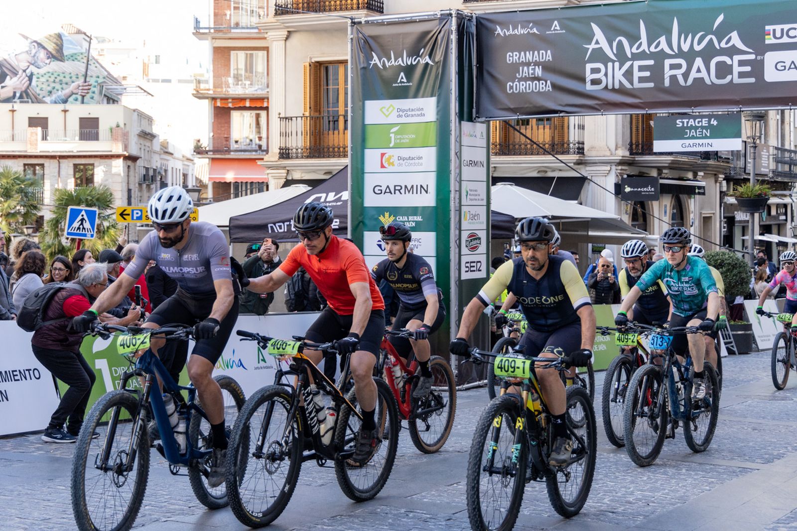 Jaén, protagonista de nuevo en la salida de la tercera etapa de la Andalucía Bike Race