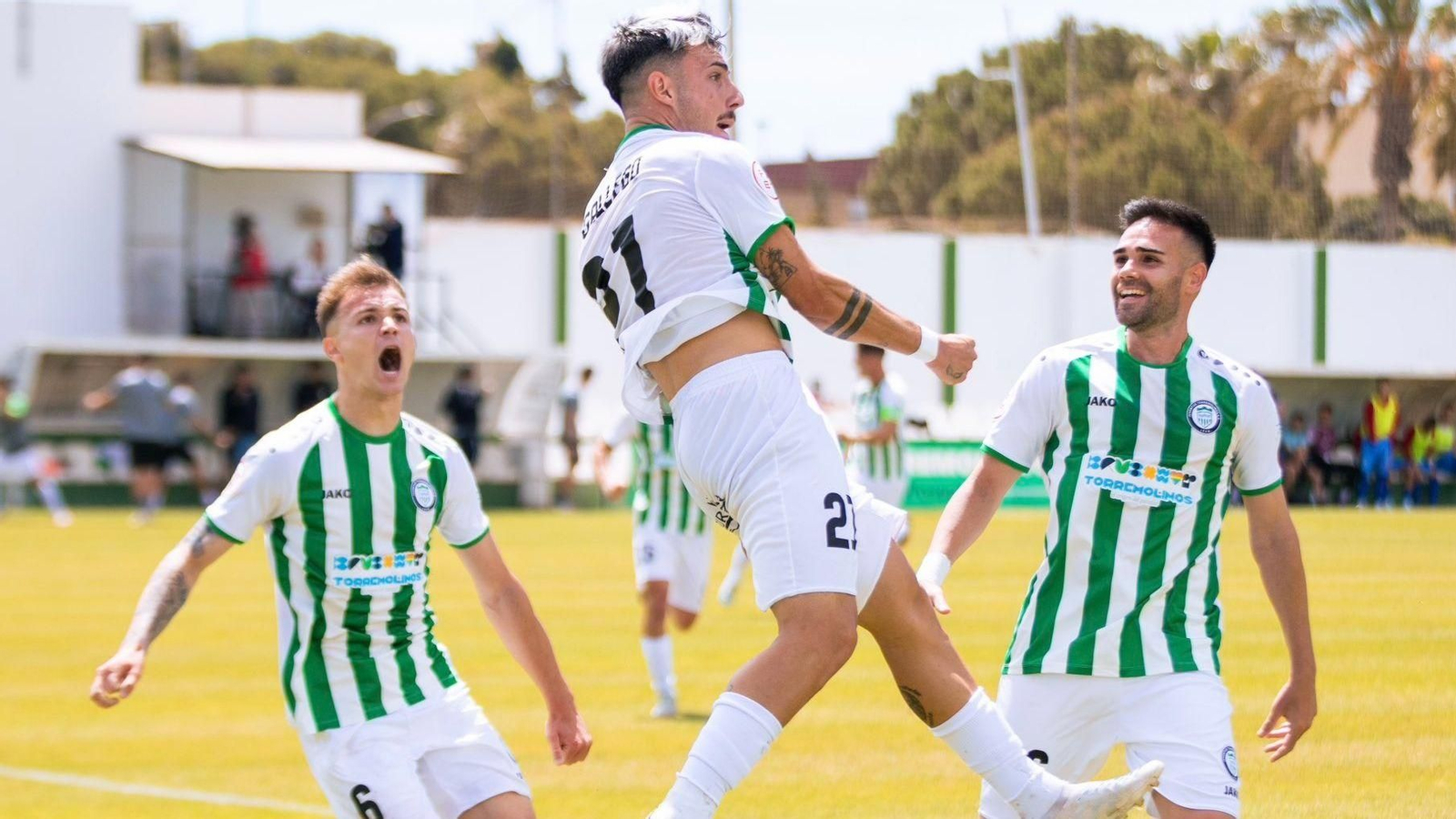 El Torremolinos celebra uno de sus goles este domingo.
