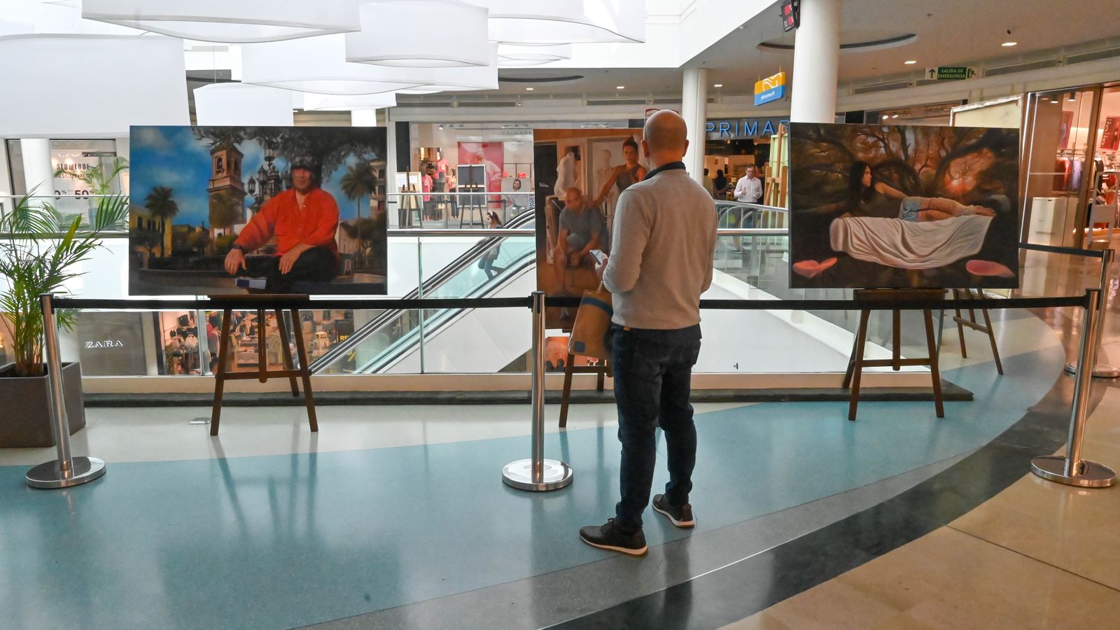 Las fotos de la Exposición 'Realismo: entre el retrato y el bodegón' de José Luis Ghio