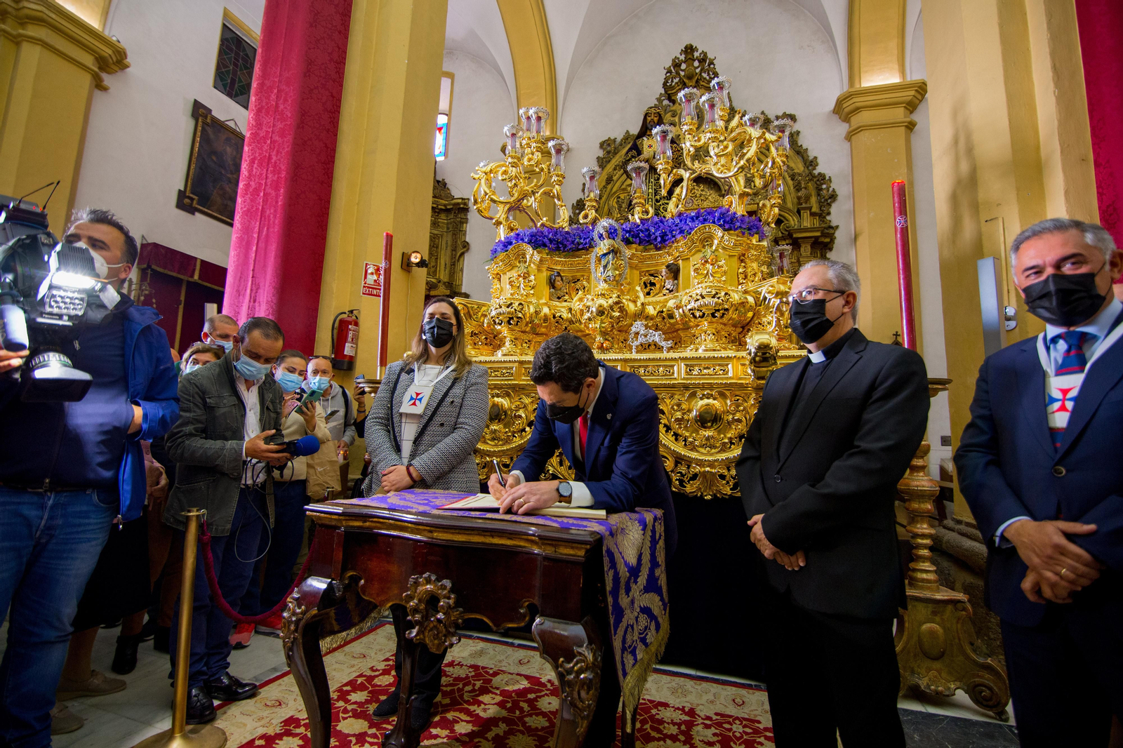 Así ha sido la visita del presidente de la Junta a las hermandades del Lunes Santo de San Fernando