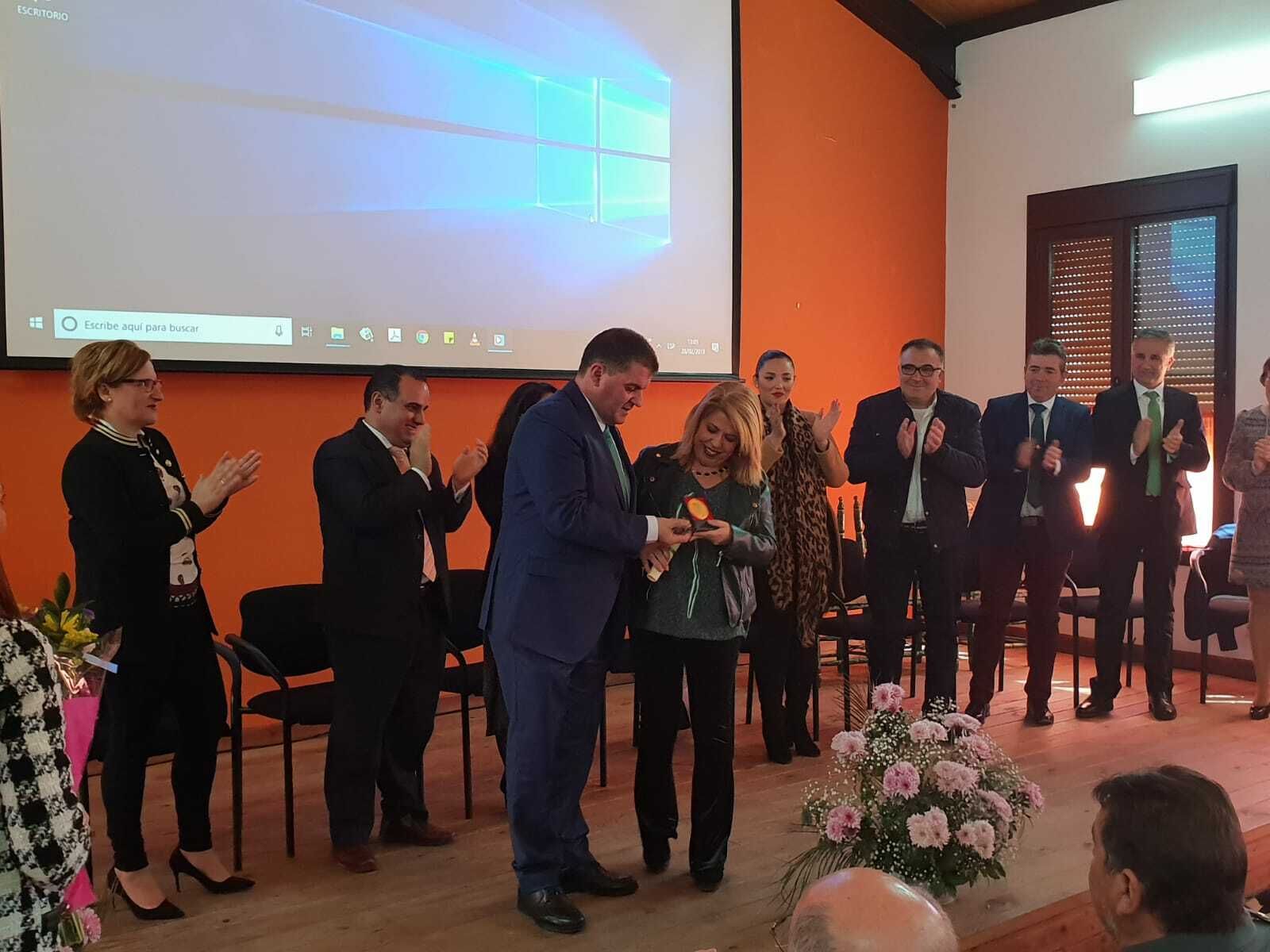 Sánchez recibiendo este jueves la distinción del alcalde de Jabugo.
