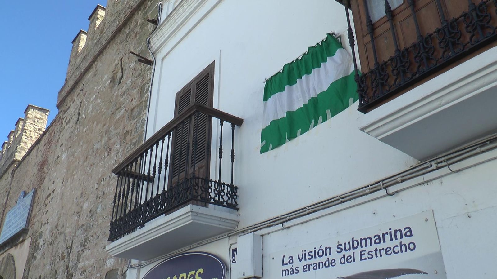 La nueva rotulación de la avenida de Andalucía, todavía cubierta por la bandera.