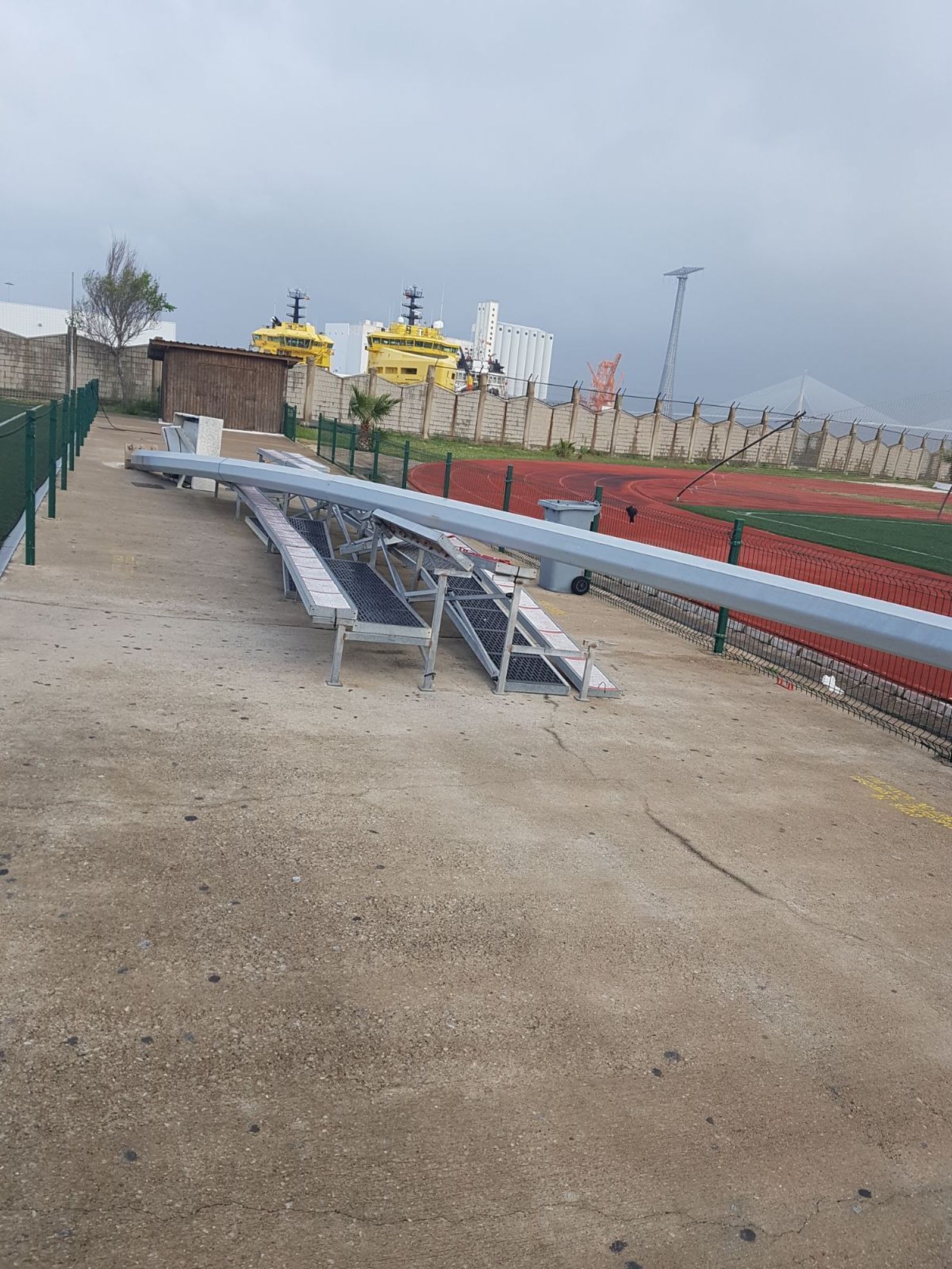 La torre de iluminación que derribó el temporal 'Hugo' en las pistas del Centro Náutico Elcano, antes de ser retirada.