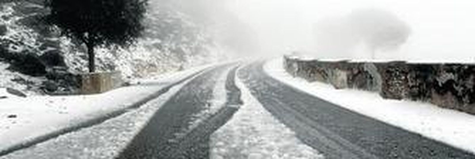 La carretera que une Grazalema y Zahara de la Sierra, la CA-9104, no tuvo que ser ayer cerrada al tráfico, pese a la nieve.