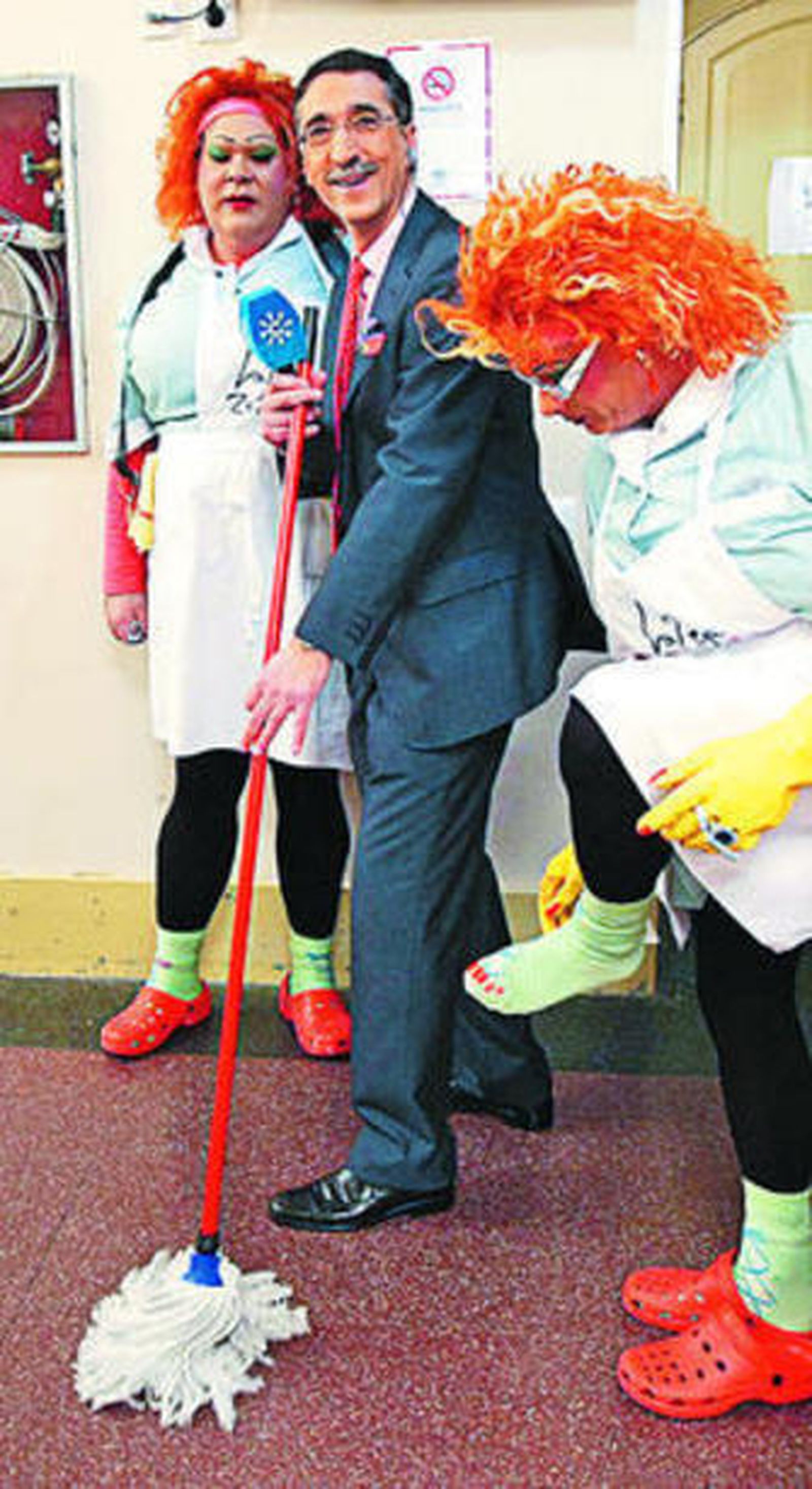 Juan Manzorro en camerinos junto a dos chirigoteros de 'Viva la Pepi'.