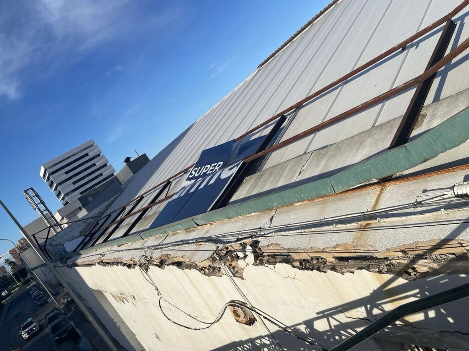 El logo del Súper Carmela sobre una nave de la Zona Franca de Cádiz