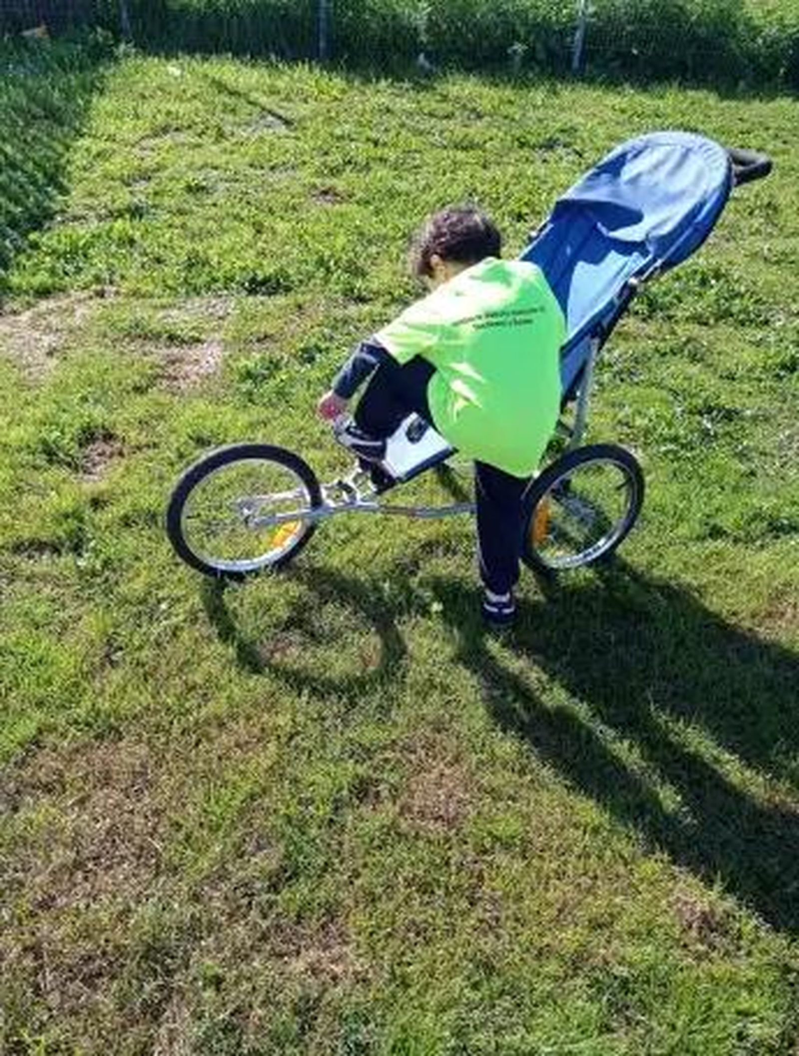El pequeño Tomás en su carrito
