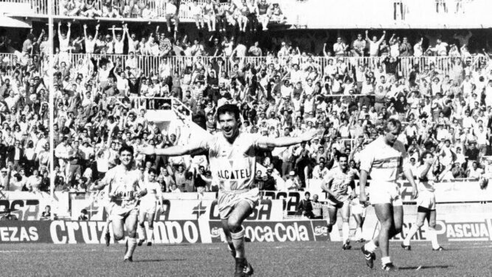 Juanito celebra un gol con el CD Málaga.