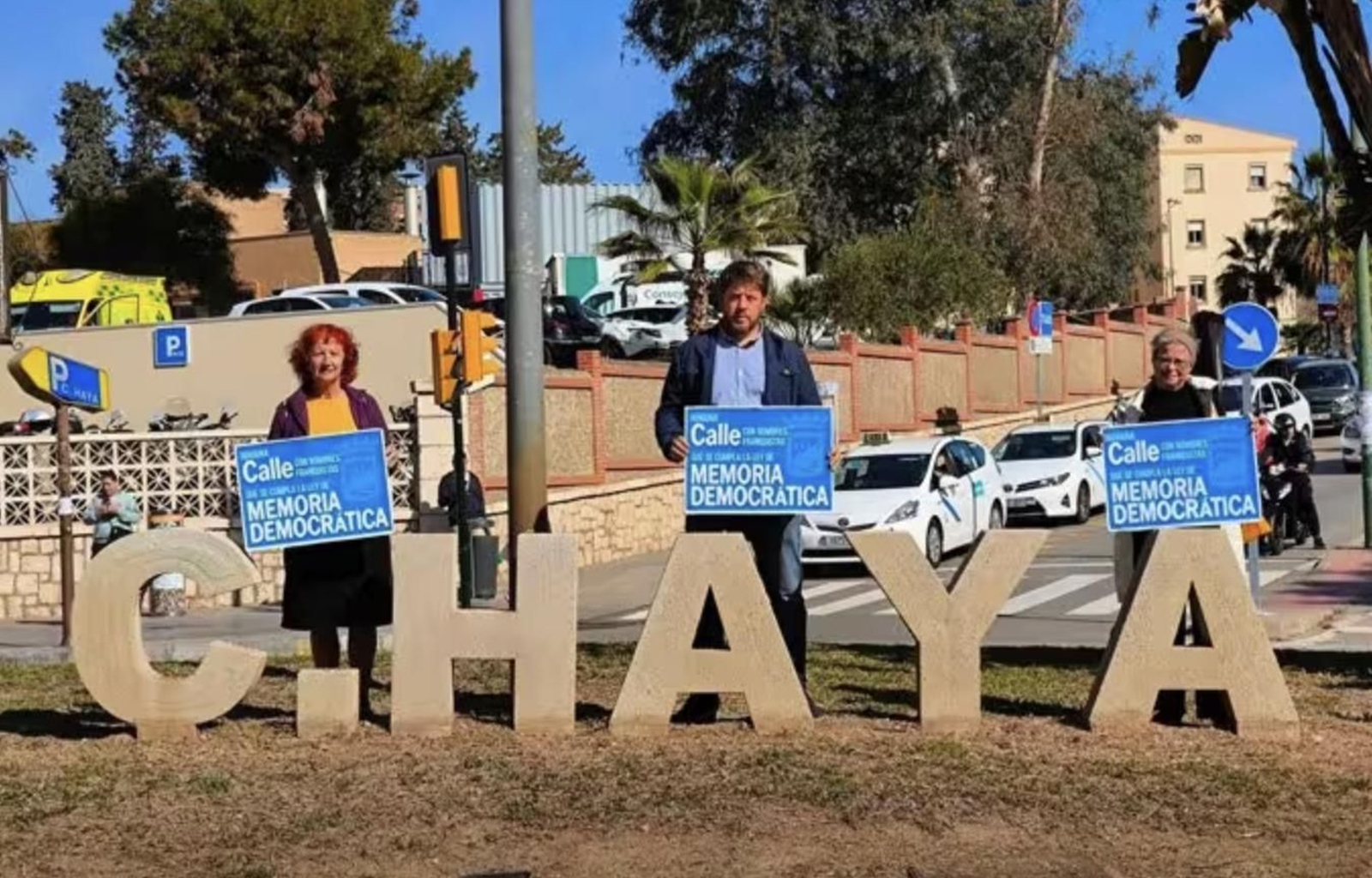 El grupo Con Málaga en la letras de la rotonda frente al Hospital Regional de Málaga