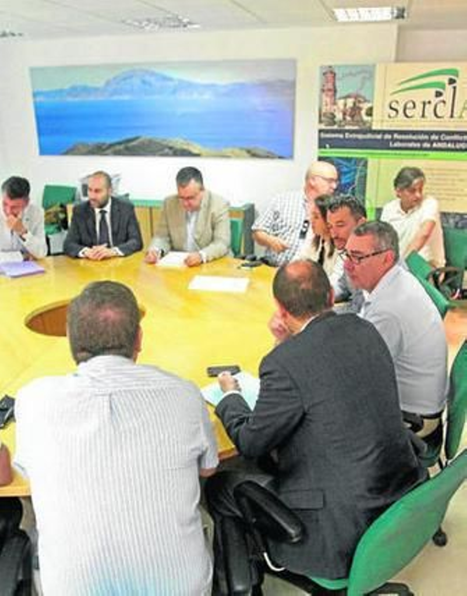 Los integrantes de la mesa del amarre justo antes de firmar el acuerdo.