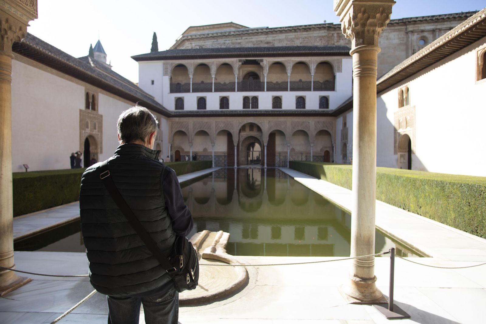 Un visitante en la Alhambra durante este puente