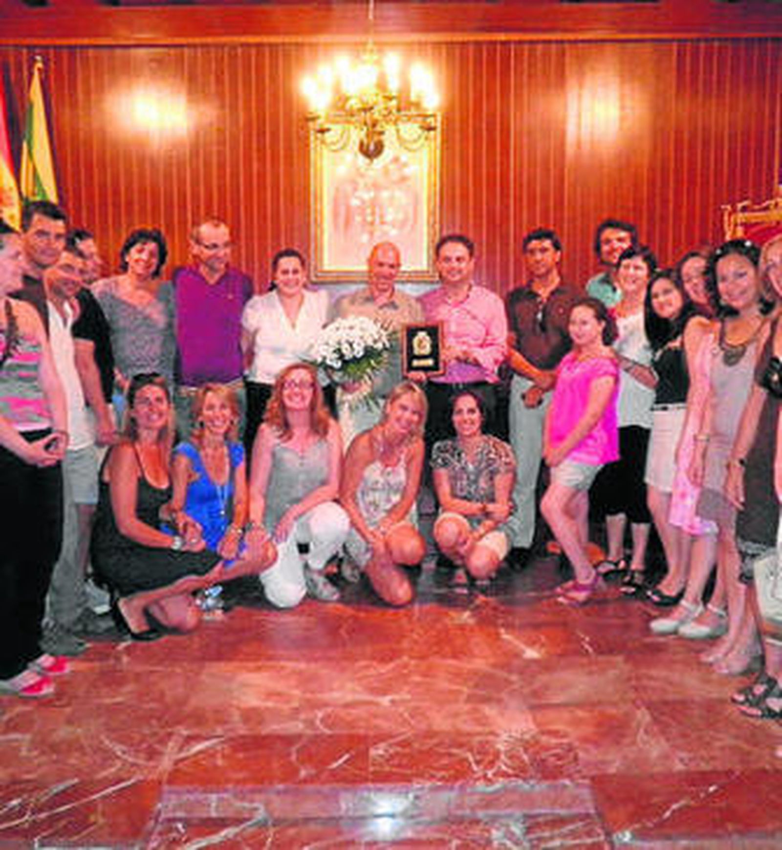 El homenajeado junto con el alcalde y el resto de la comunidad educativa.