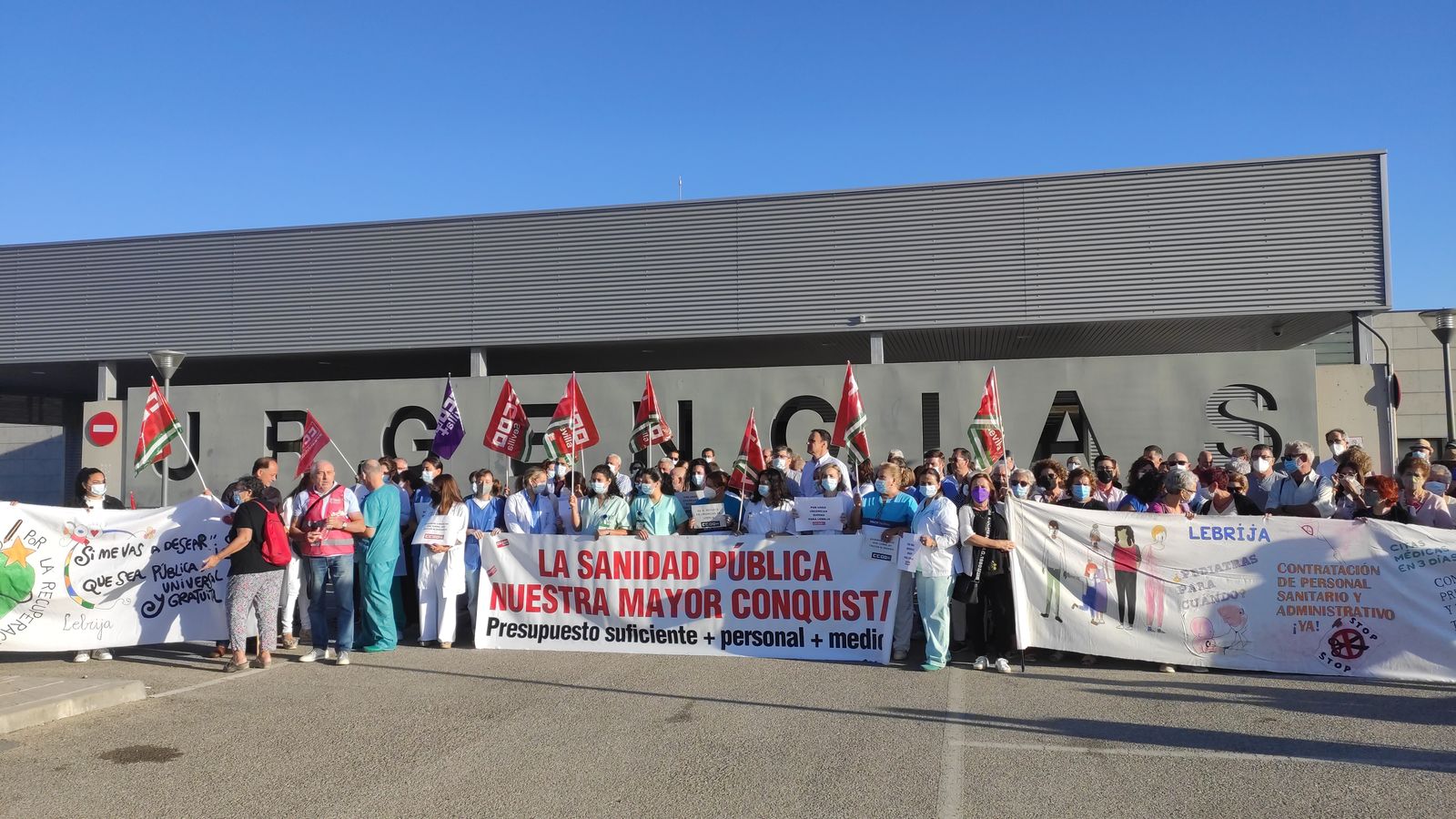 Concentración a las puertas del Hospital de Lebrija.