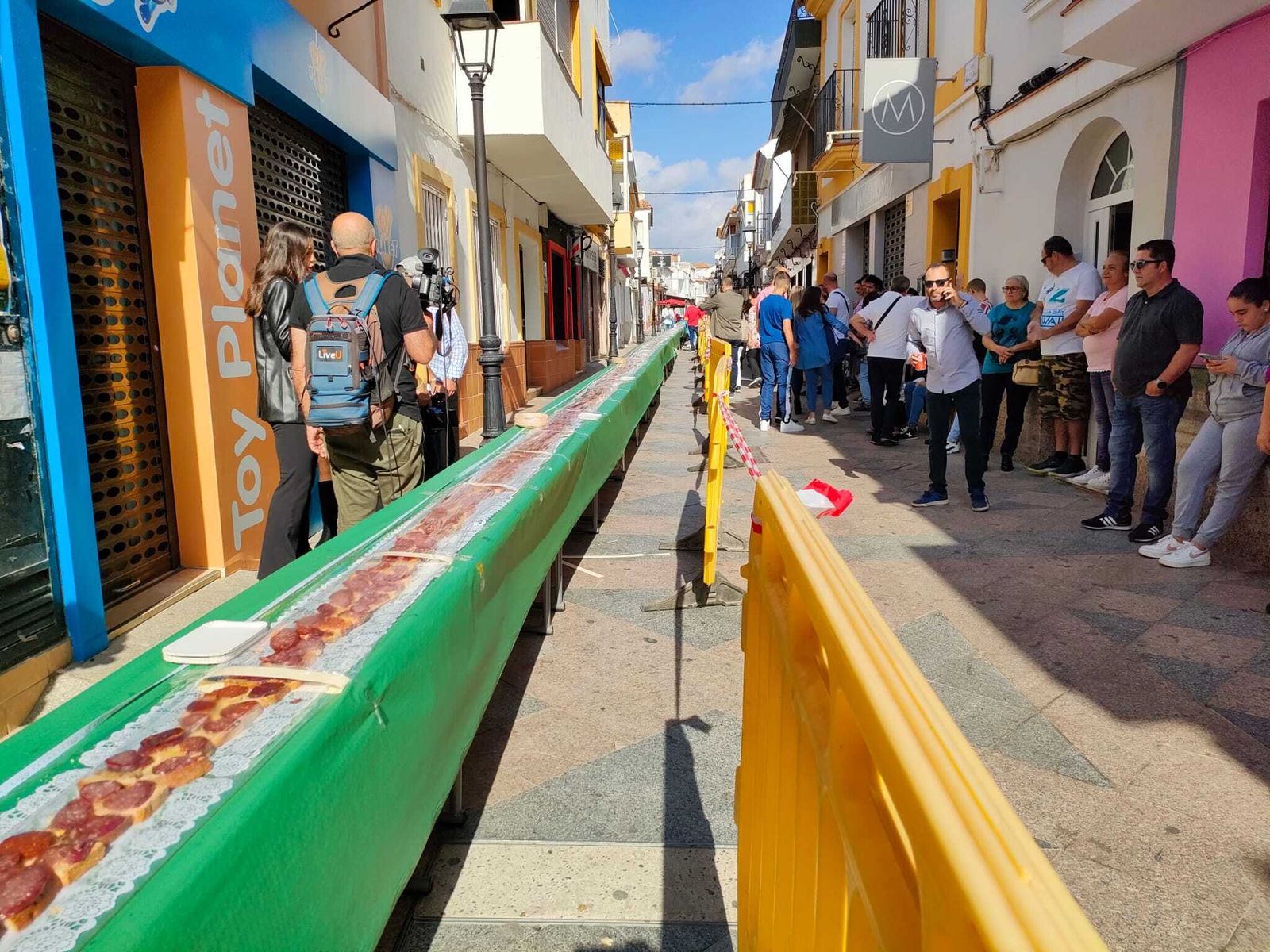 Fotos de la tosta ibérica de más de 150 metros preparada en Los Barrios
