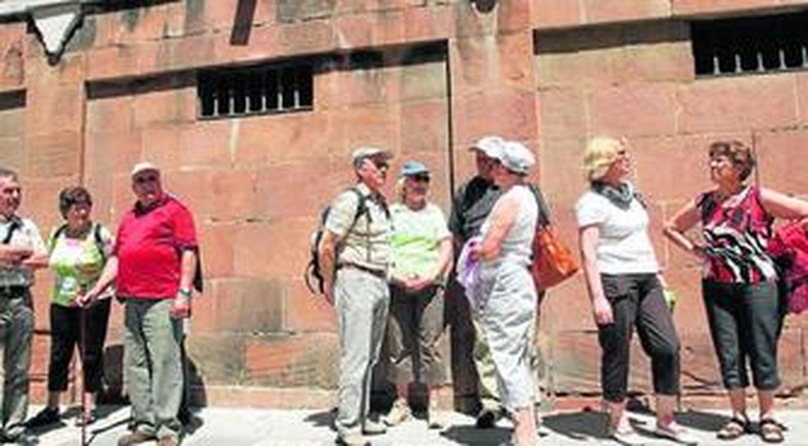 No, estos turistas no esperan ningún autobús: constituyen la nueva guardia de seguridad y velan por que no haya malagueños en la calle.