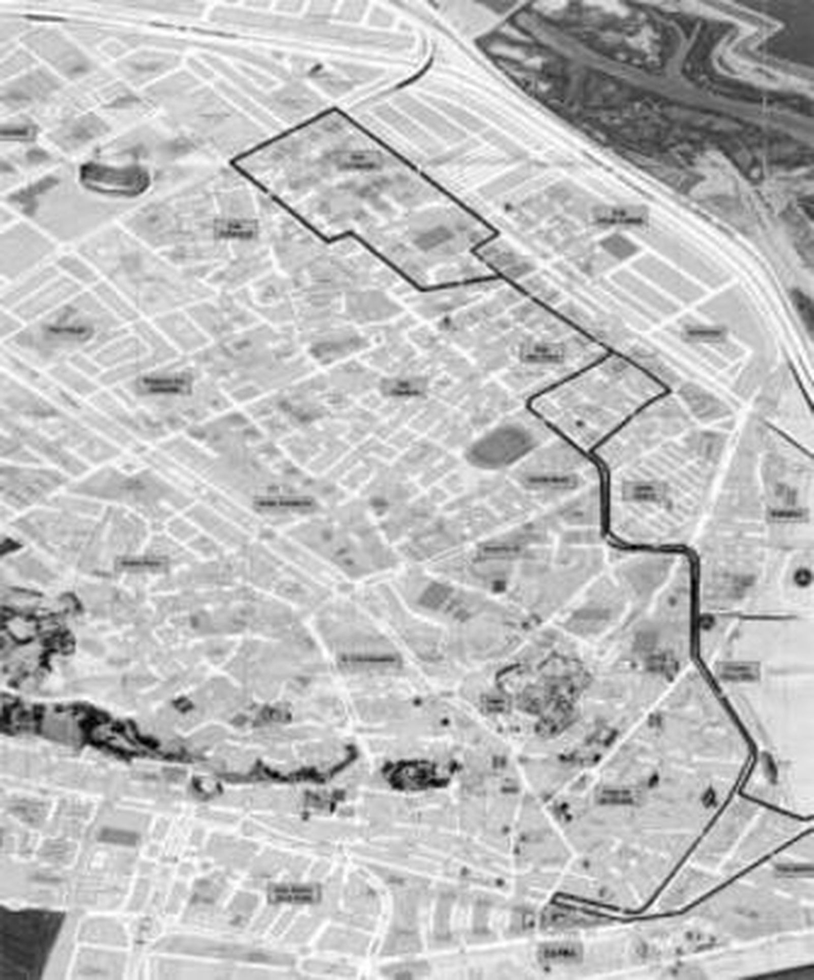 A la izquierda, el actual recorrido de la línea 9. A la derecha el nuevo itinerario.