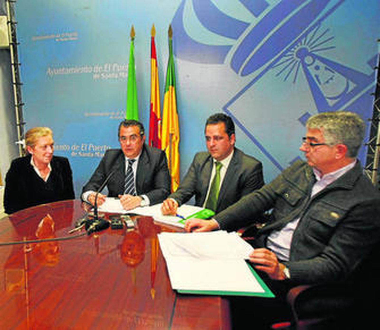 Patricia Ybarra, Enrique Moresco, Diego Muñoz y Sebastián Olmedo, ayer en el Ayuntamiento.