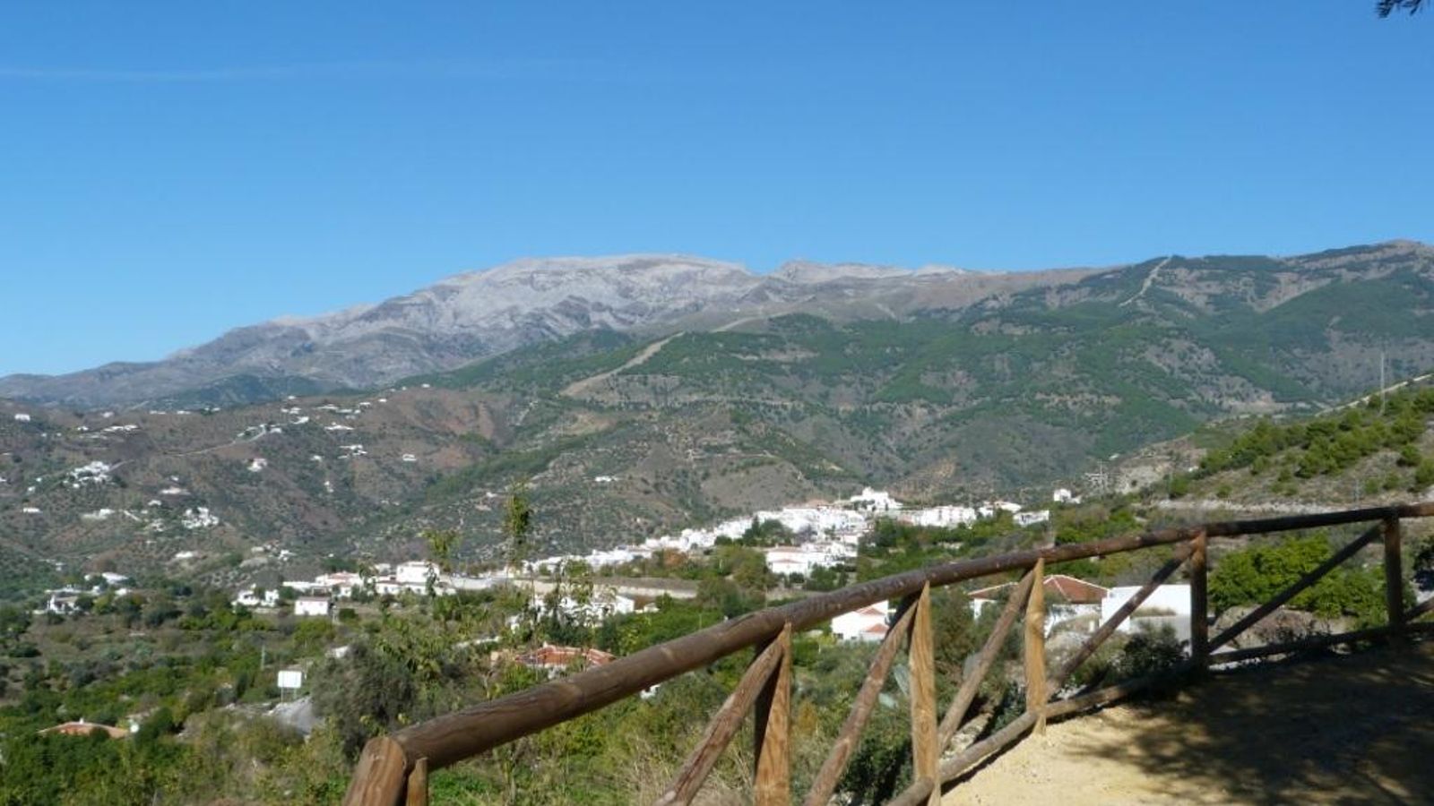 Entre Competa y Canillas de Albaida disfrutaremos de la vista de Sierra Tejeda. Entre Competa y Canillas de Albaida disfrutaremos de la vista de Sierra Tejeda.