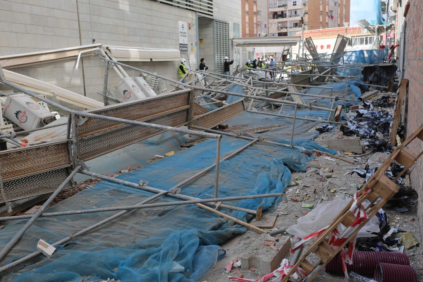 El andamio caído con varios trabajadores en Málaga, en fotos