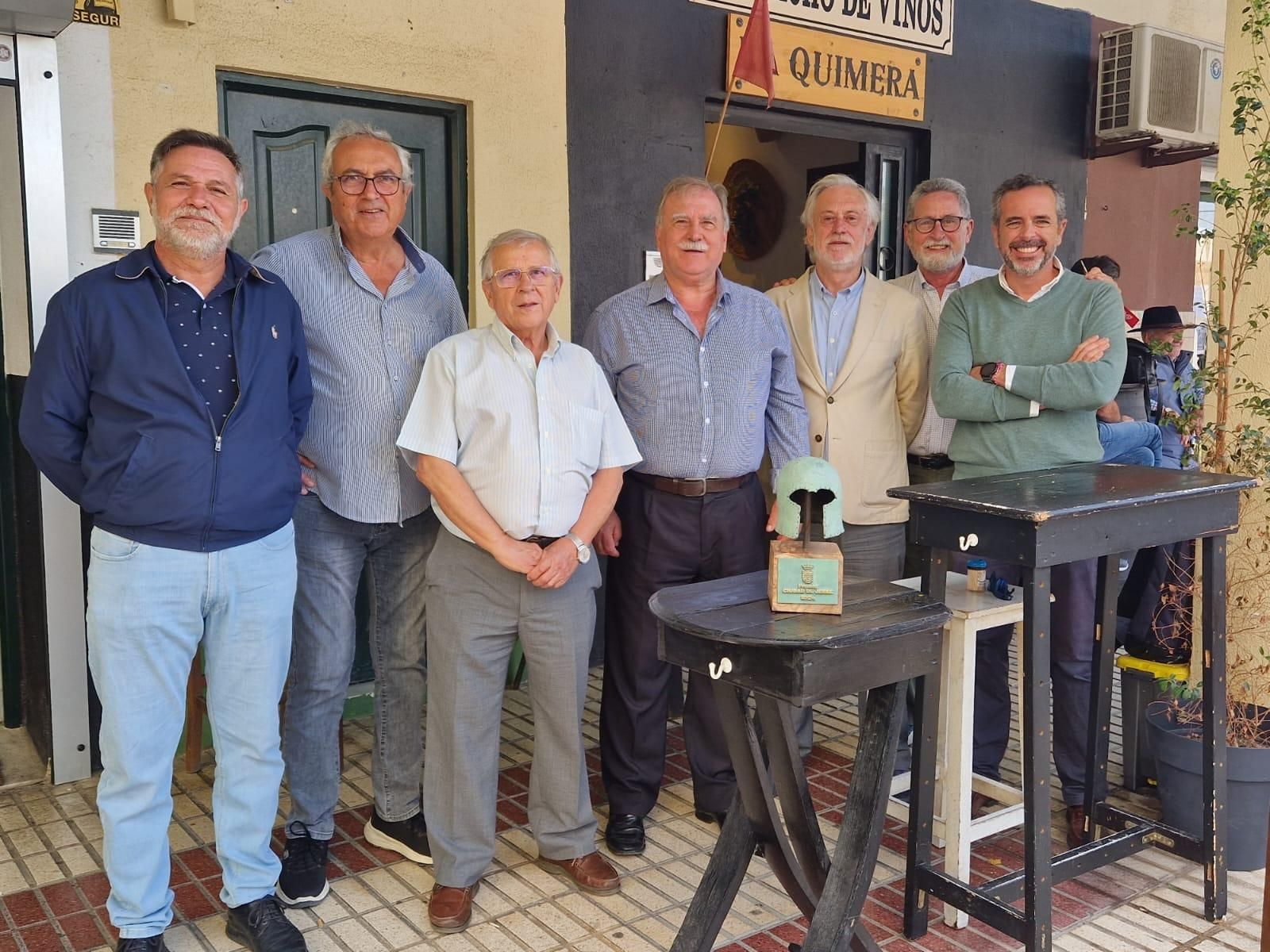 De izquierda a derecha, Antonio Rafael Peña, delegado del rector para el Campus de Jerez de la UCA; Pedro Alemán, secretario general de UGT Jerez; José Rodríguez, tesorero de la Plataforma; Paco Núñez, presidente de Honor de la Plataforma; José Ruiz Mata, presidente de la Plataforma; Germán Rodríguez, doctor en arqueológia; y Javier García González, vicepresidente de la Plataforma, con el premio Ciudad de Jerez.