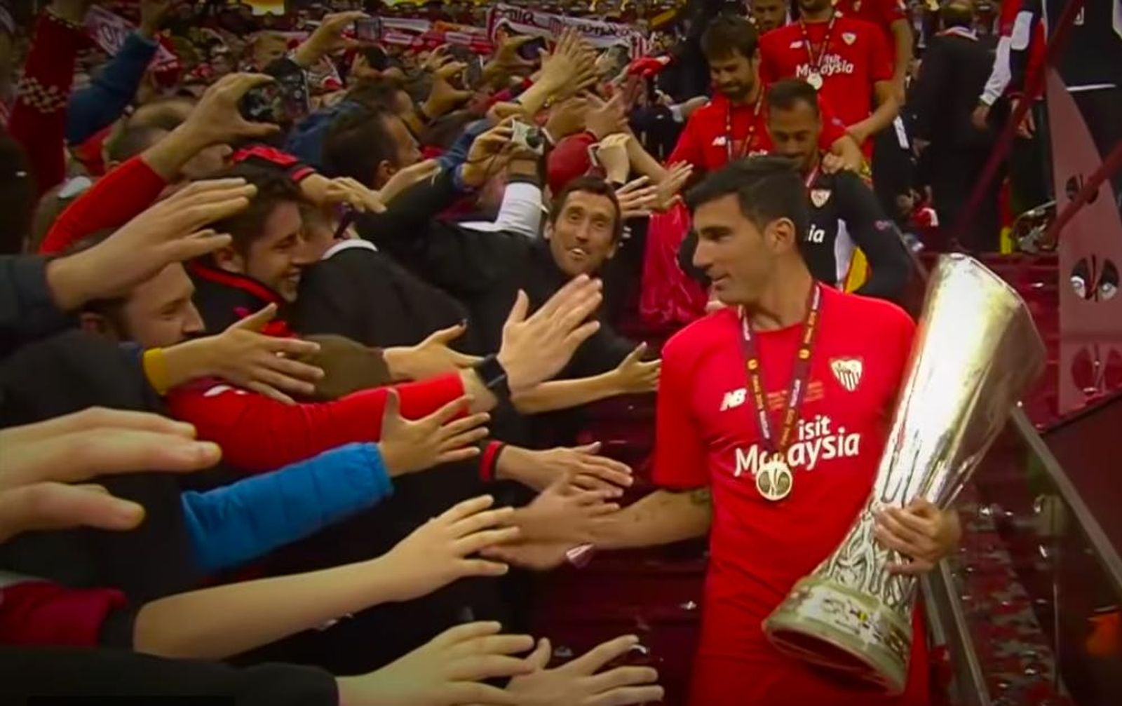 Un momento importante del vídeo, elaborado por el Sevilla. El mito aclamado en Varsovia con la Europa League.