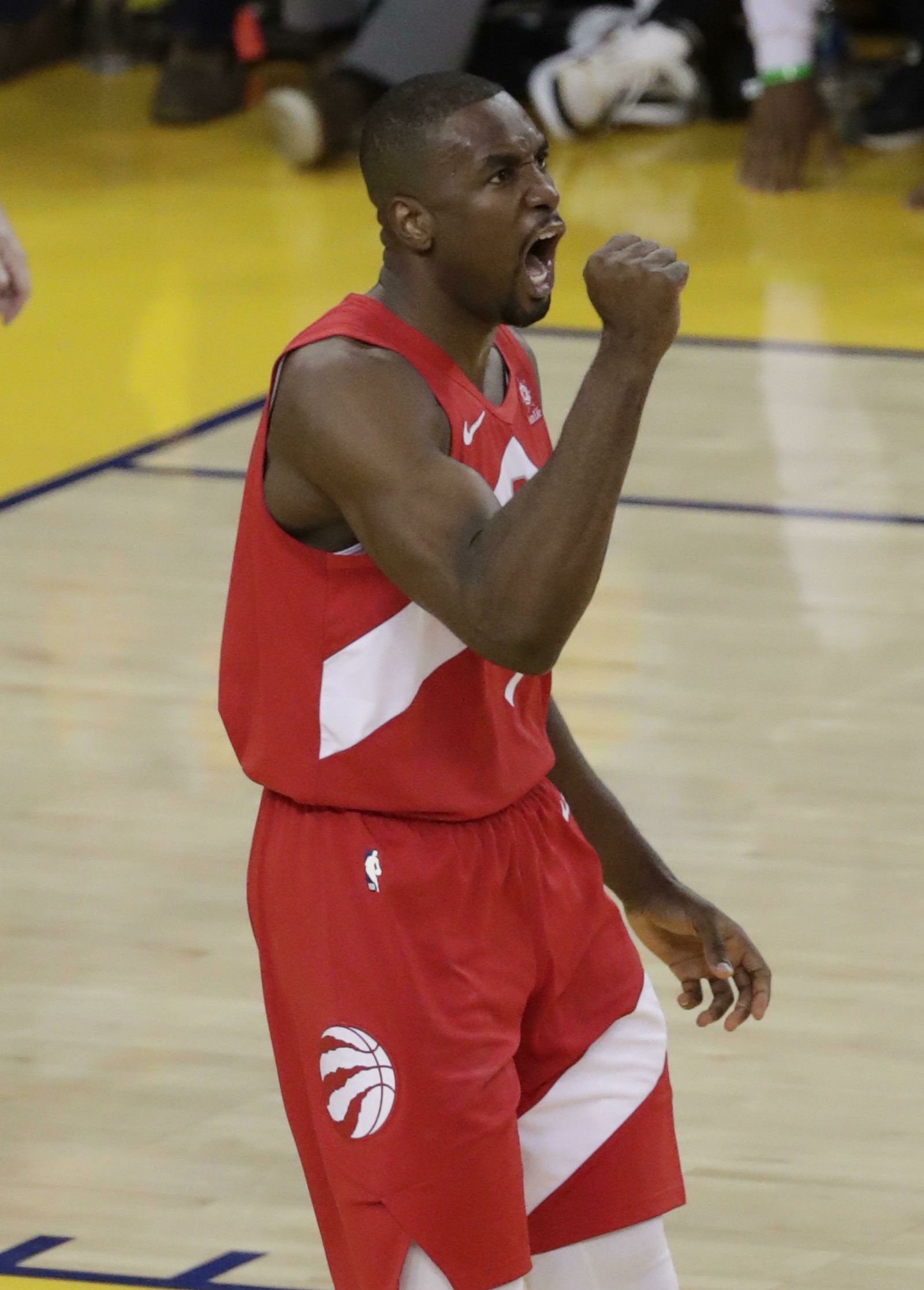 Ibaka celebra una canasta durante el cuarto partido de la final de la NBA.