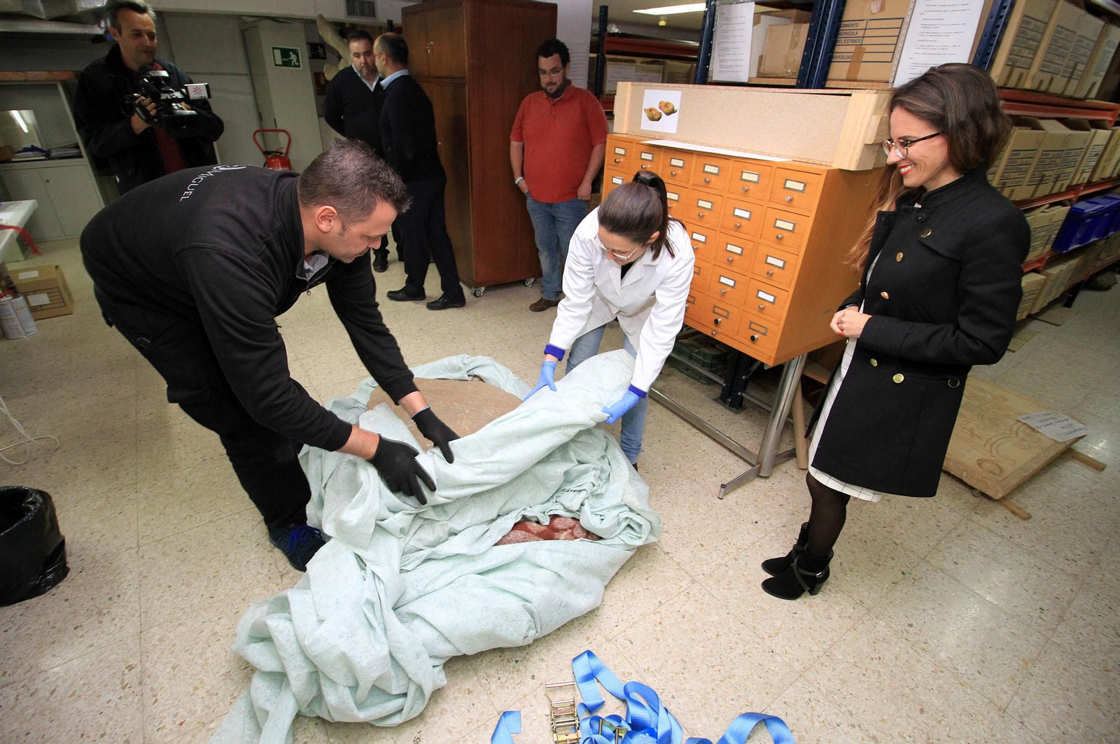 Imágenes de la llegada al museo de Huelva de la estela de cerca de 5.000 años de antigüedad hallada en Cañaveral de León